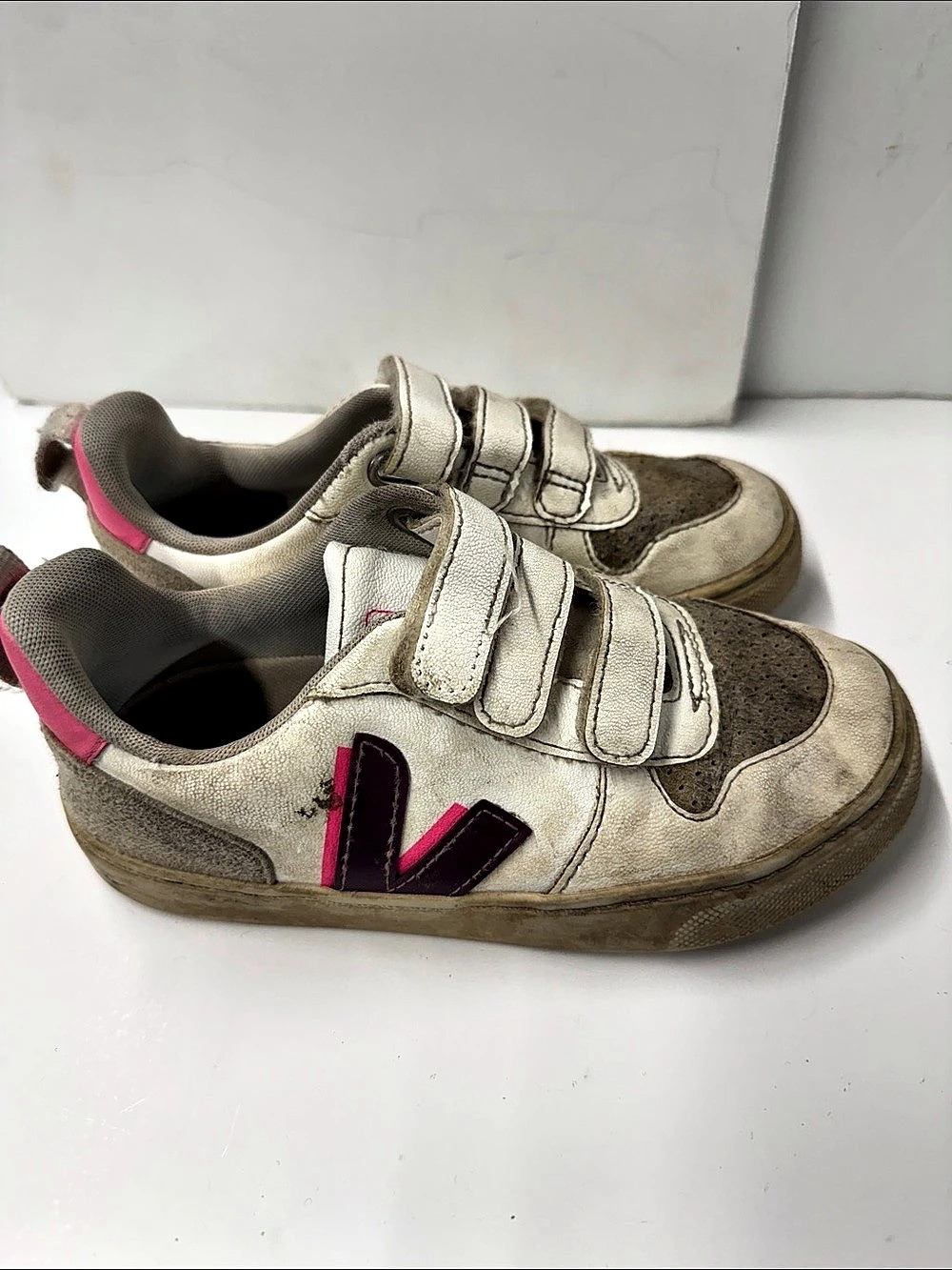 Used Vega V-10 CWL White Magenta Sari Girls size 13.5